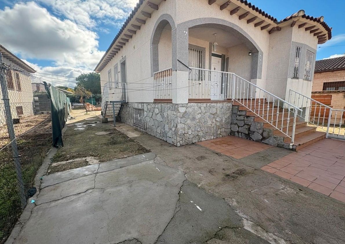 Vista exterior de Casa o xalet en venda en Huecas amb Traster i Piscina