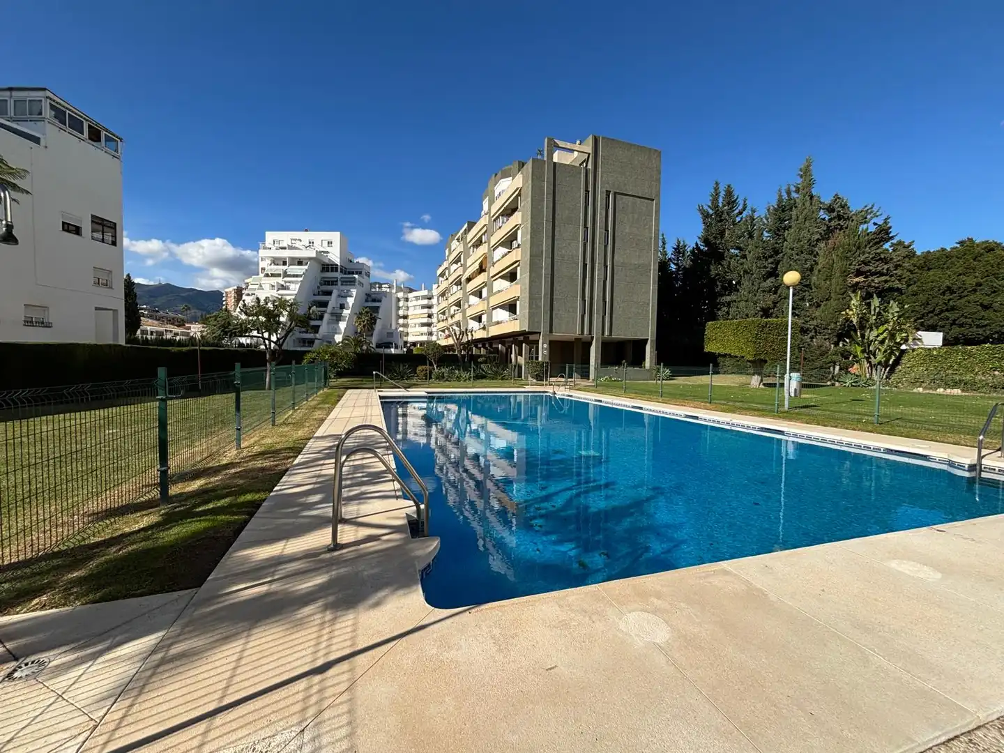 Piscina de Piso en venta en Benalmádena con Terraza y Piscina comunitaria