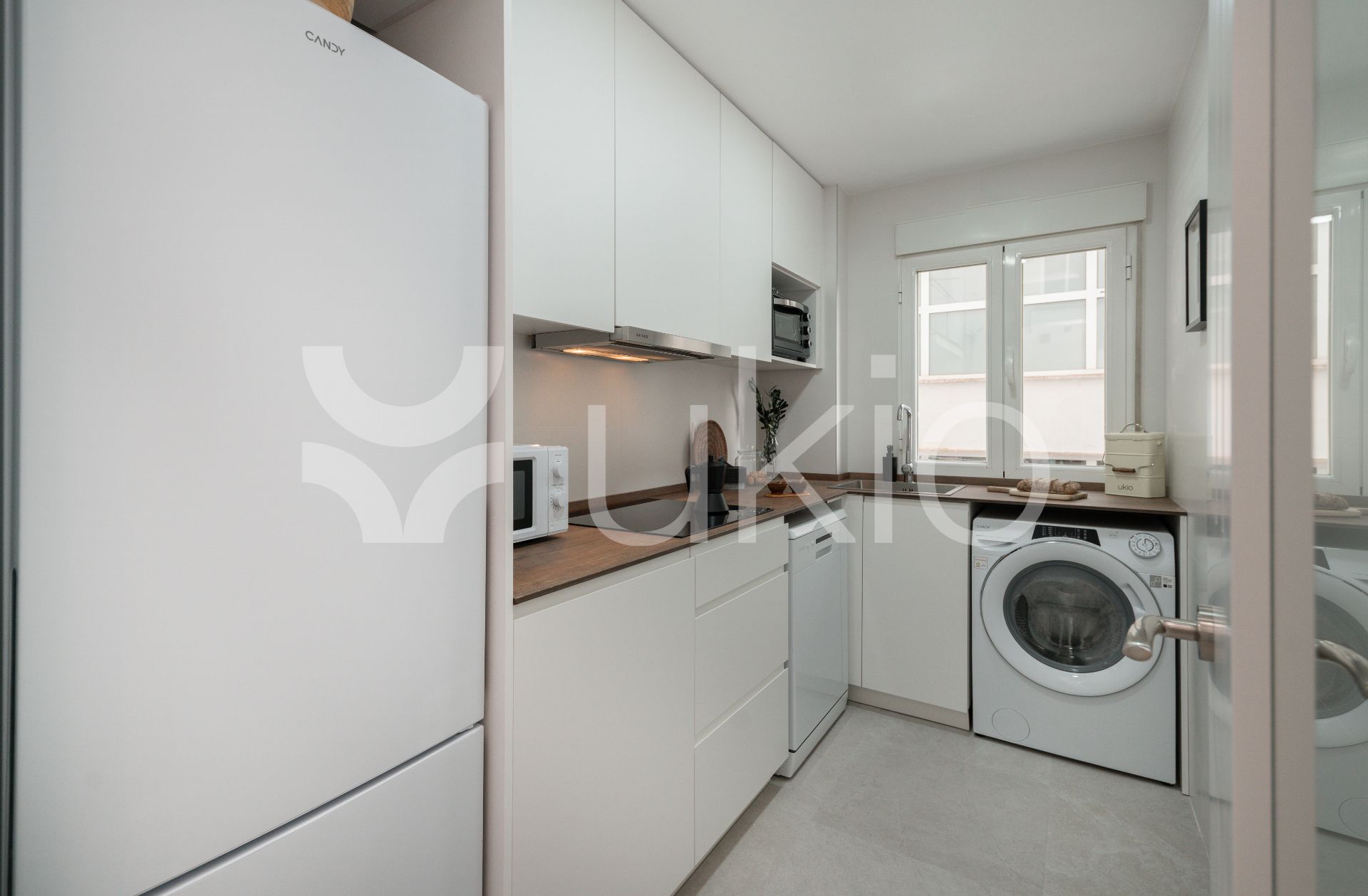 Cuina de Apartament de lloguer en  Madrid Capital amb Aire condicionat, Calefacció i Moblat