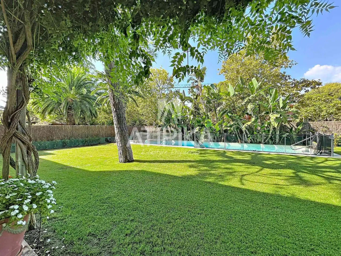 Jardí de Casa o xalet de lloguer en Sitges amb Aire condicionat, Terrassa i Piscina