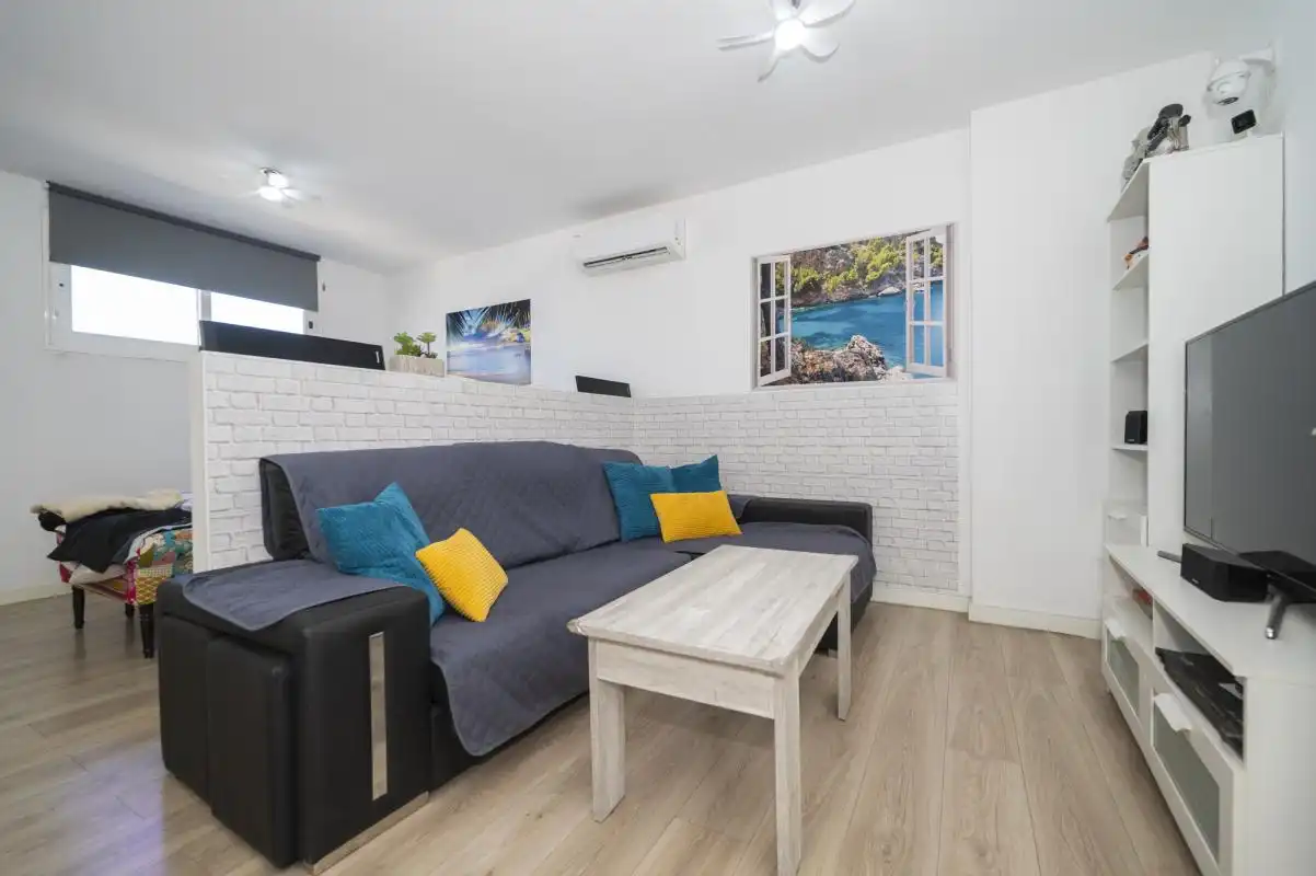 Wohnzimmer von Fabrikhallen zum Verkauf in Sant Antoni de Portmany mit Heizung