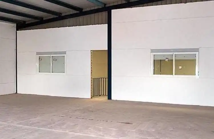 Außenansicht von Fabrikhallen zum Verkauf in Borox