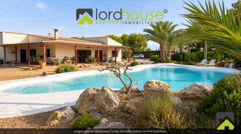 1564. Chalet con piscina de diseño y parcela de 9.900 m en Aguaderas