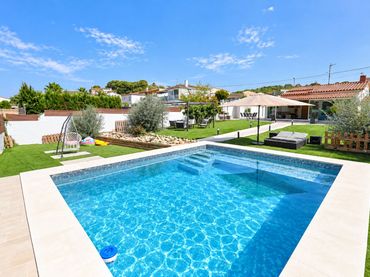 Villa con piscina in vendita a LLESSIU