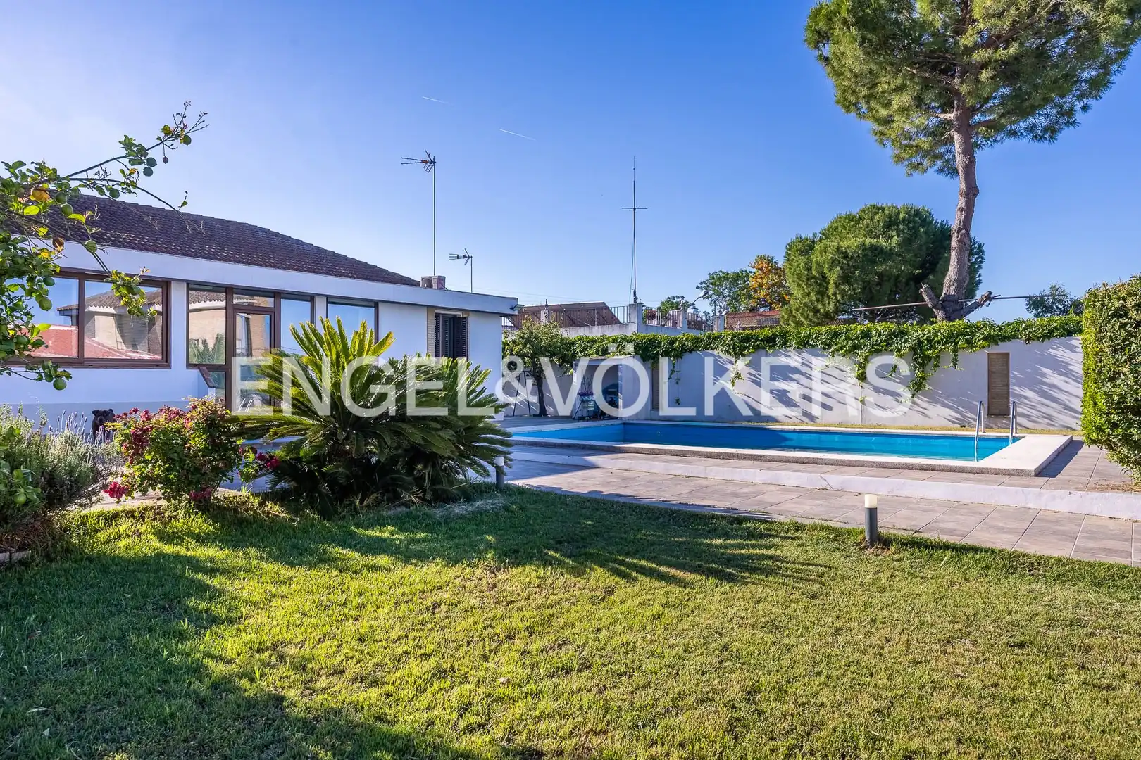 Swimming pool of Houses for sale in Valencina de la Concepción  with Air Conditioner, Heating and Private garden