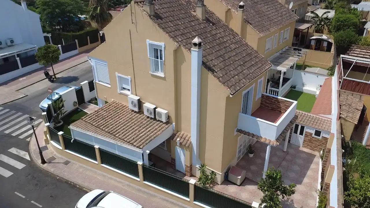 Vista exterior de Casa o xalet en venda en Espartinas amb Aire condicionat, Terrassa i Traster
