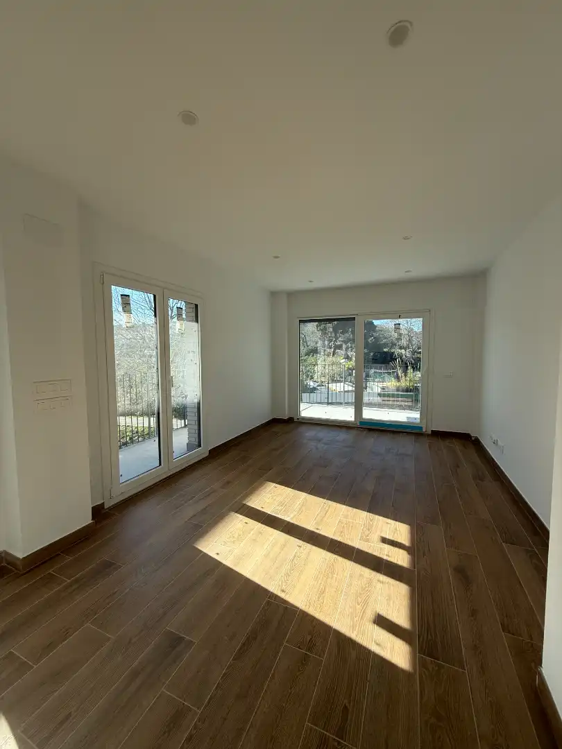 Living room of Flat for rent in Tiana  with Air Conditioner, Heating and Oven