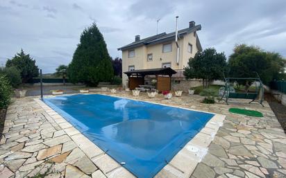 Piscina de Casa o xalet en venda en Cacabelos amb Calefacció, Jardí privat i Terrassa