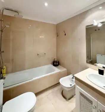 Badezimmer von Wohnung zum Verkauf in Benahavís mit Klimaanlage, Terrasse und Möbliert