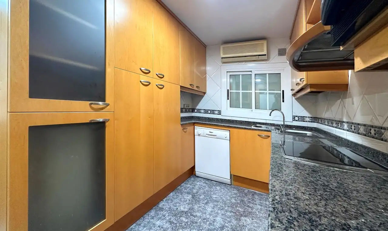 Küche von Wohnung zum Verkauf in Barcelona mit Klimaanlage und Gemeinschaftspool