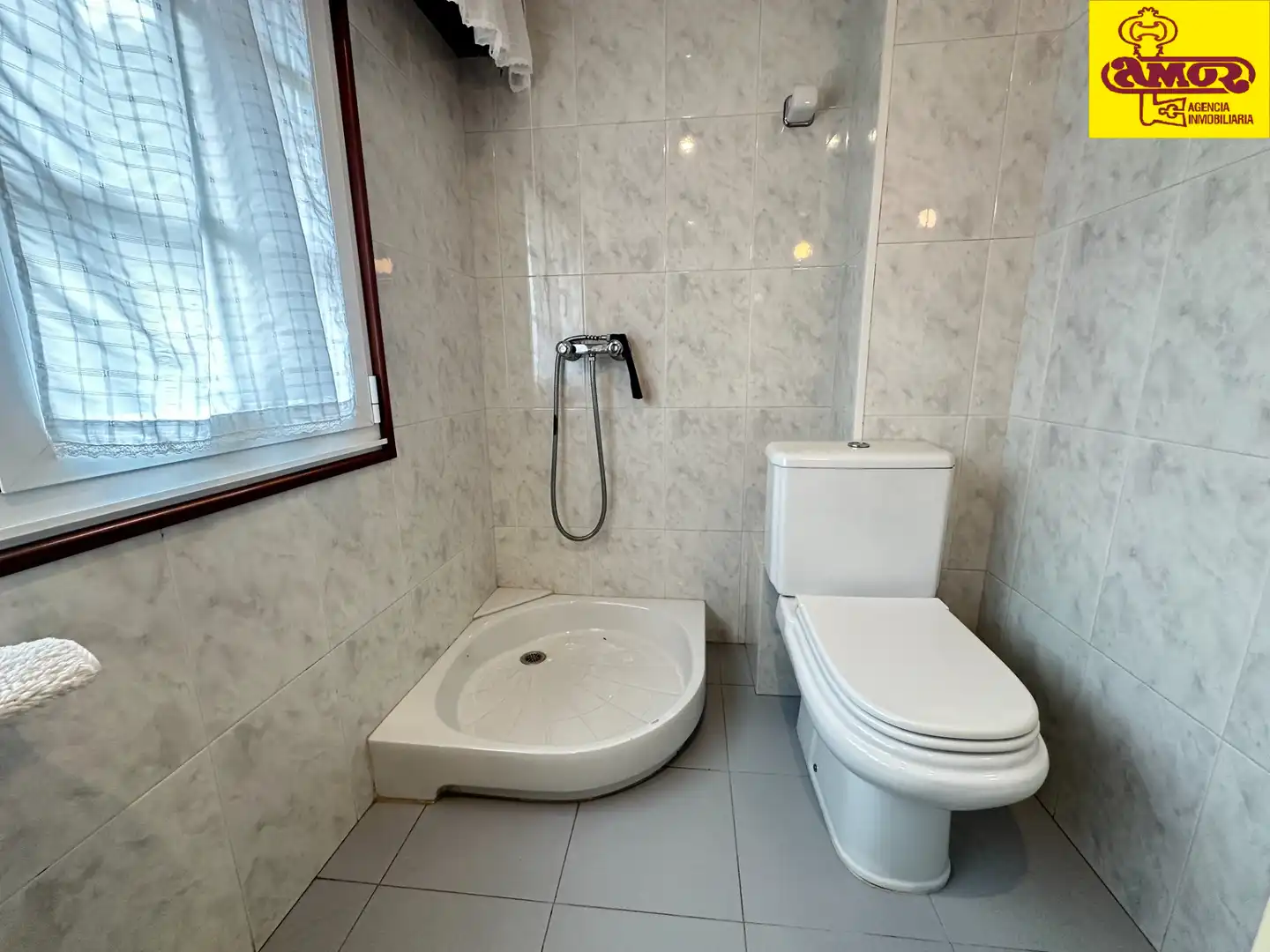 Bany de Casa o xalet en venda en Santiago de Compostela  amb Calefacció, Jardí privat i Terrassa