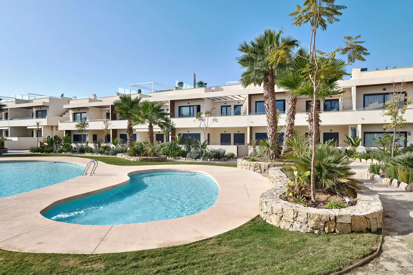 Vista exterior de Pis en venda en Torrevieja amb Jardí privat, Terrassa i Piscina comunitària