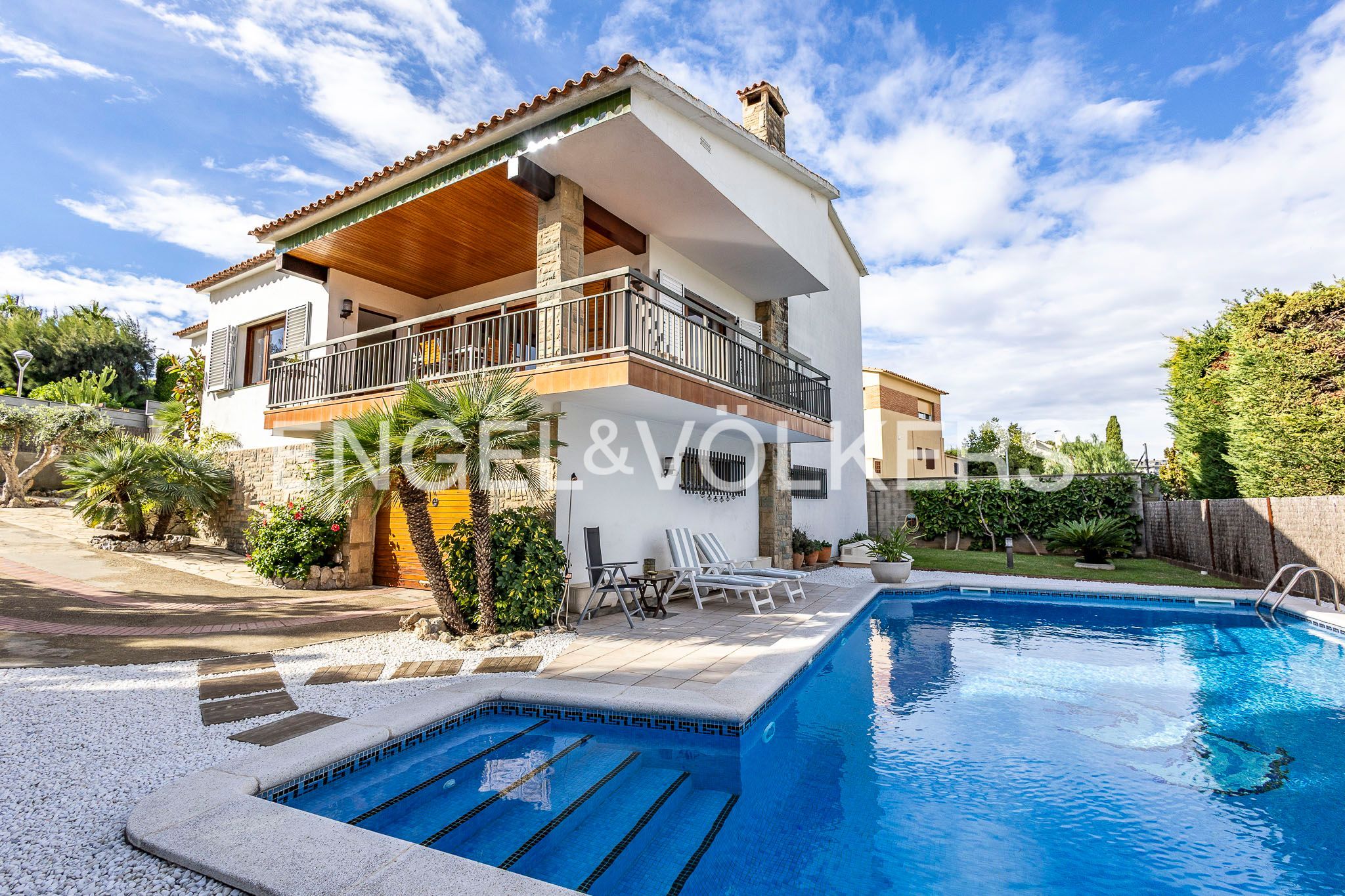 Vista exterior de Casa o xalet en venda en Vilanova i la Geltrú amb Aire condicionat, Calefacció i Jardí privat