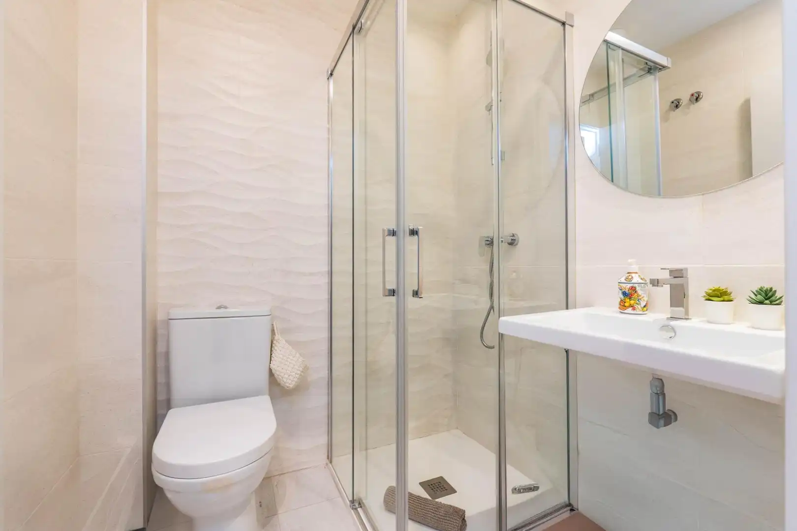 Bathroom of Flat for sale in Granada  with Furnished and Community pool