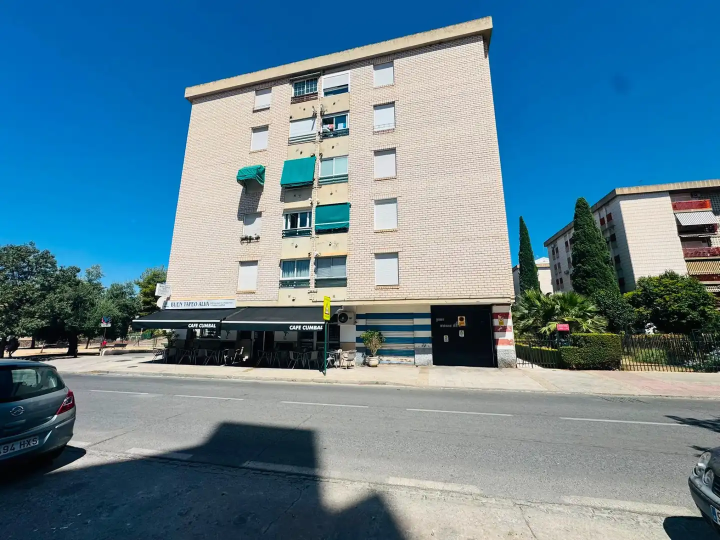 Außenansicht von Garage zum Verkauf in Granada