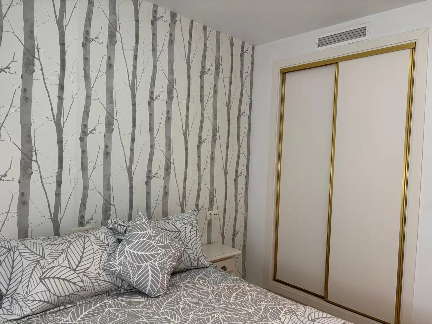 Dormitori de Apartament de lloguer en Estepona amb Aire condicionat, Calefacció i Terrassa