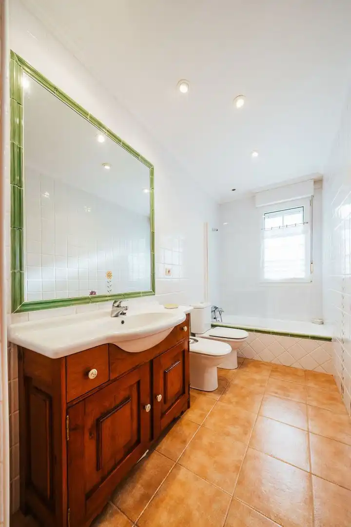 Badezimmer von Country house zum Verkauf in Muskiz mit Privatgarten, Terrasse und Balkon