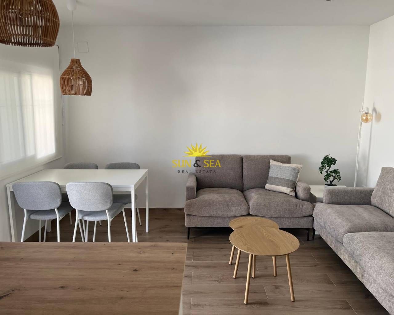Sala d'estar de Apartament de lloguer en Torrevieja amb Aire condicionat, Calefacció i Piscina
