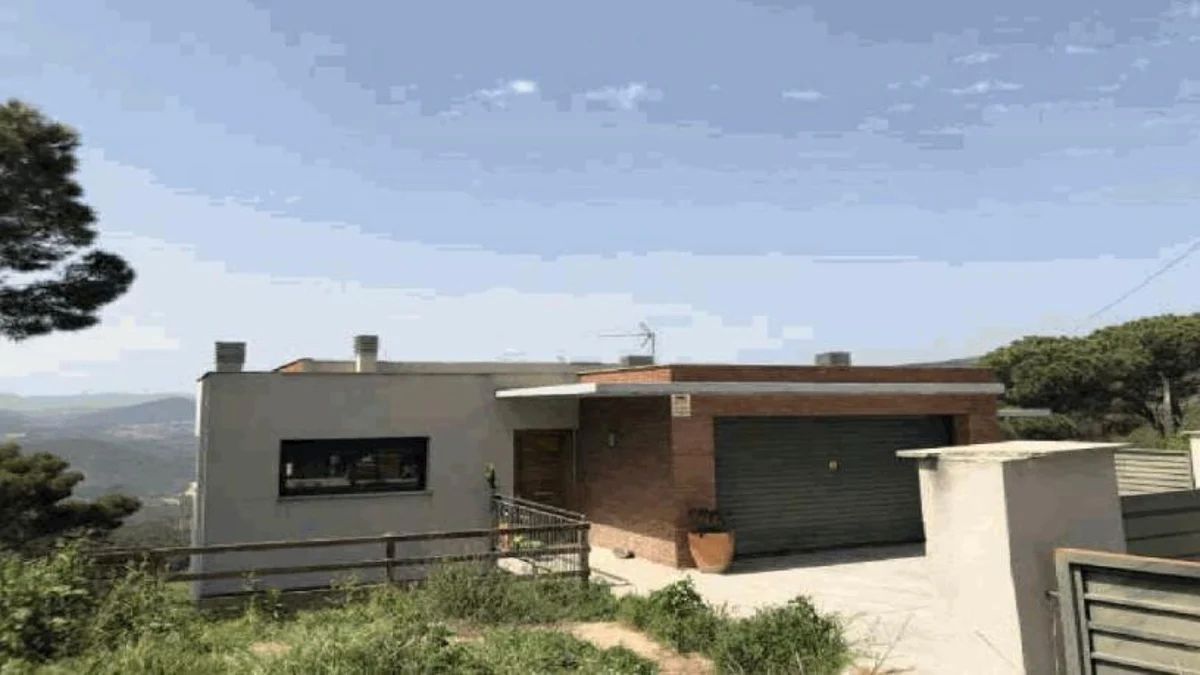 Vista exterior de Casa adosada en venda en Bigues i Riells del Fai amb Jardí privat