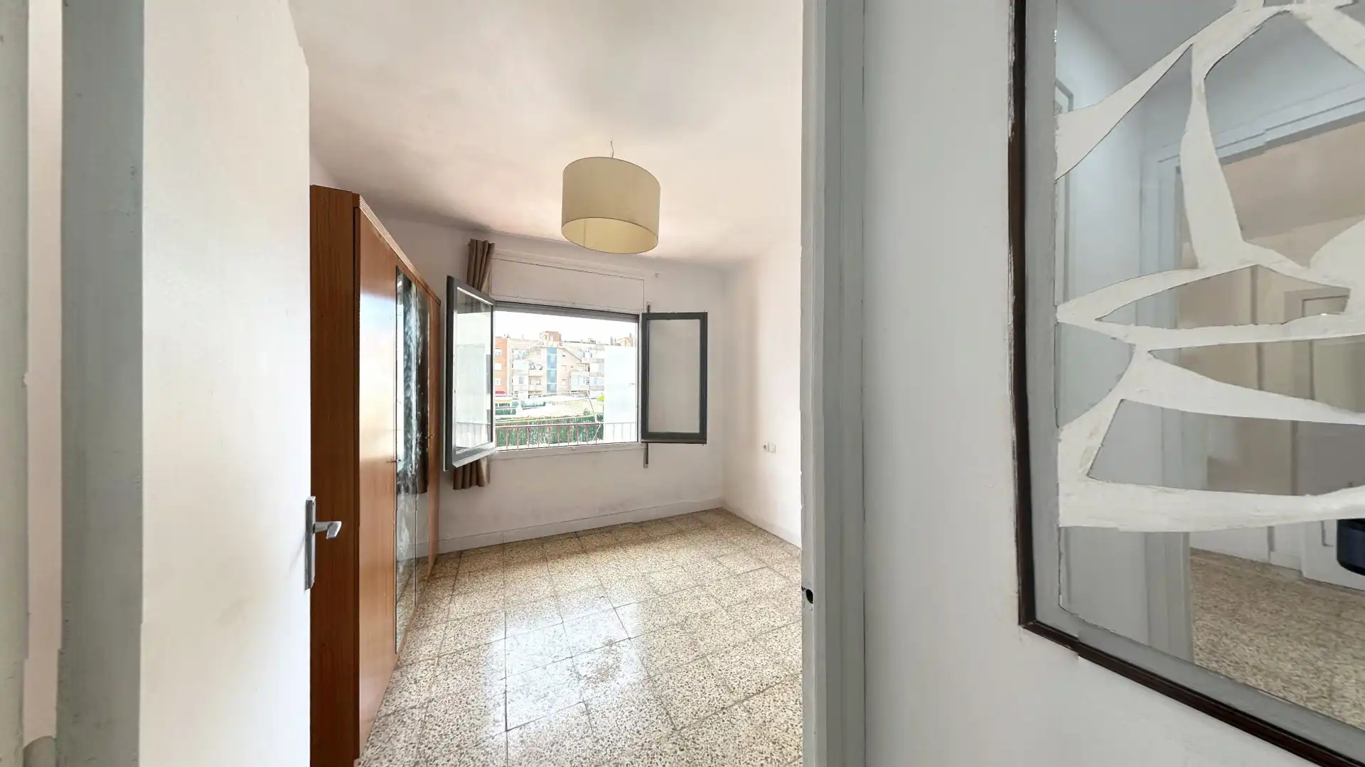 Habitación de Piso en venta en Cornellà de Llobregat con Amueblado, Horno y Balcón