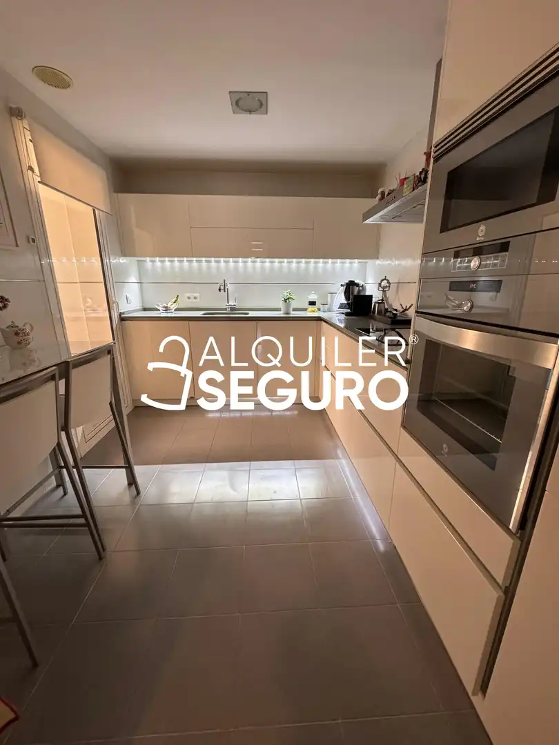 Cuina de Pis de lloguer en Torremolinos amb Aire condicionat, Terrassa i Piscina