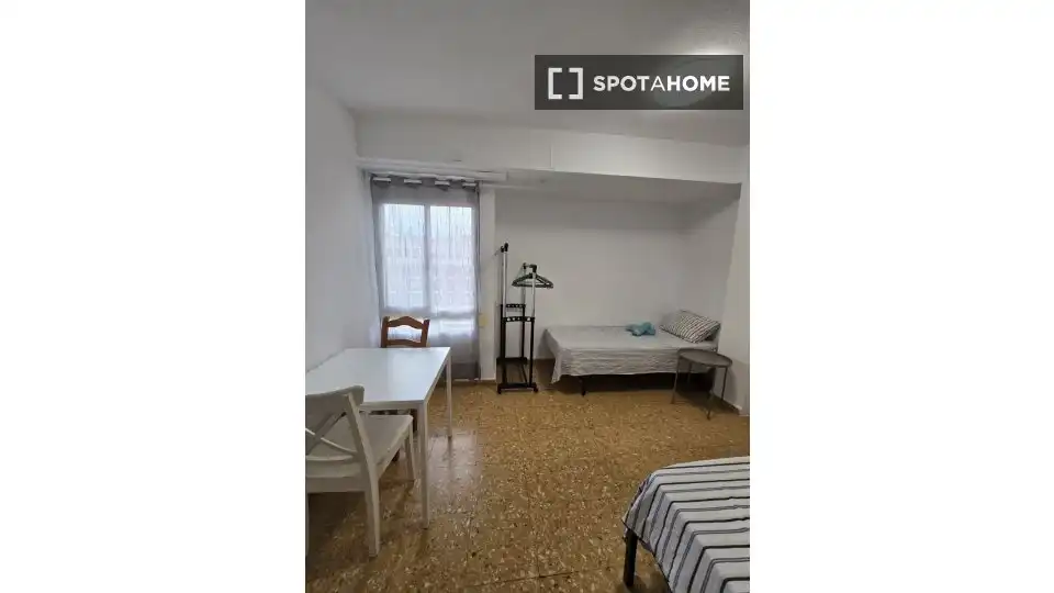 Dormitori de Apartament per a compartir en Valencia amb Aire condicionat, Calefacció i Terrassa