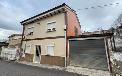 Vista exterior de Casa o xalet en venda en Siero amb Calefacció, Parquet i Alarma