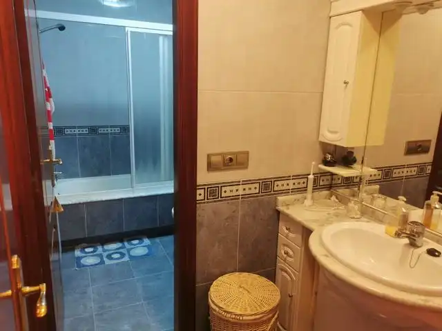 Baño de Casa adosada en venta en Santiago de Compostela  con Calefacción, Jardín privado y Amueblado