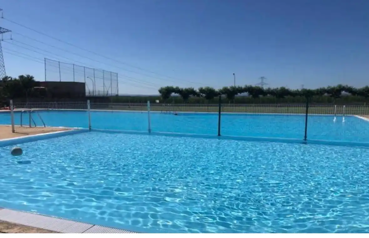 Piscina de Casa o xalet en venda en Santas Martas amb Aire condicionat, Calefacció i Jardí privat