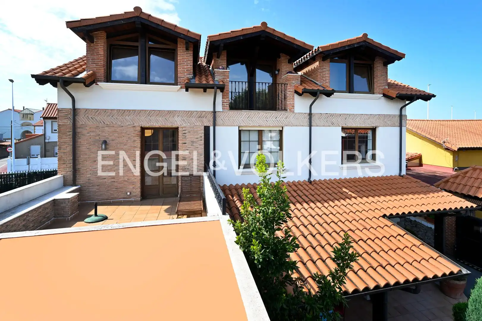 Vista exterior de Casa o xalet en venda en Santa Cruz de Bezana amb Calefacció, Jardí privat i Terrassa