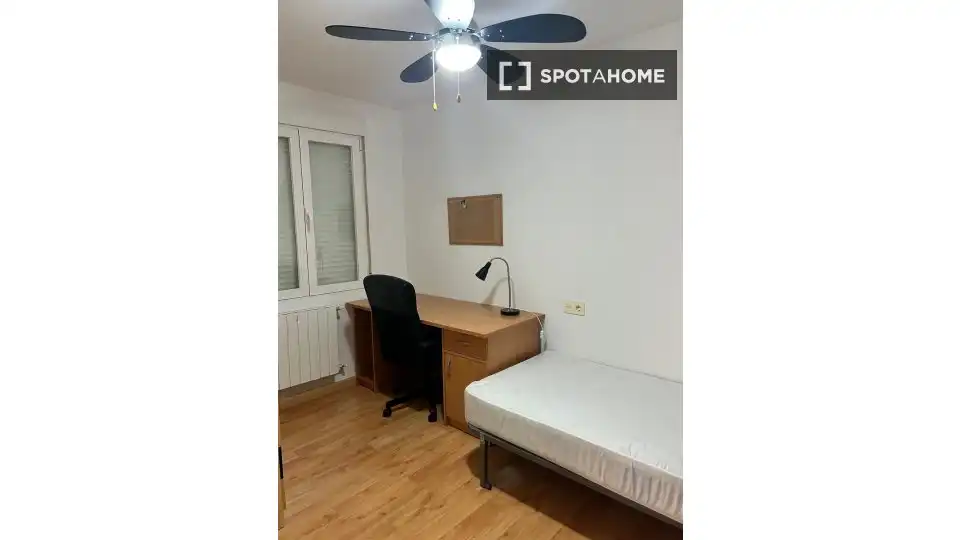Habitación de Apartamento para compartir en Granada con Aire acondicionado, Terraza y Amueblado