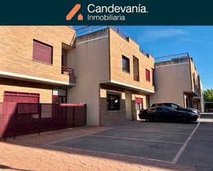 Vista exterior de Casa adosada de lloguer en San Mateo de Gállego amb Calefacció, Jardí privat i Terrassa