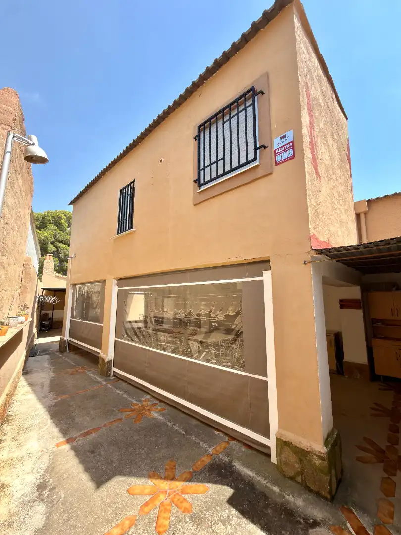 Vista exterior de Casa o xalet en venda en Chiva amb Aire condicionat, Jardí privat i Terrassa