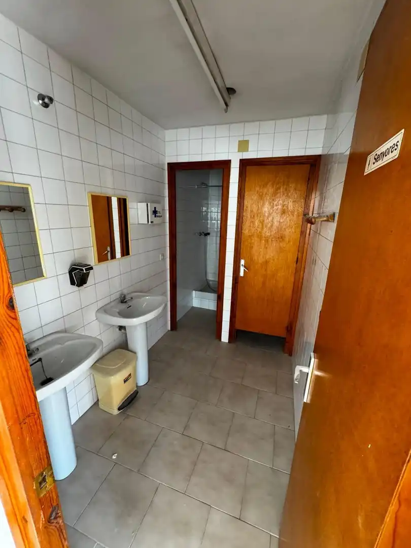 Badezimmer von Fabrikhallen zur Miete in Llevant