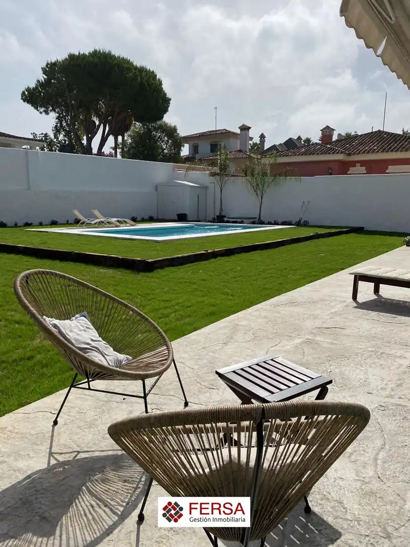 Swimming pool of Houses for sale in El Puerto de Santa María  with Air Conditioner, Heating and Private garden