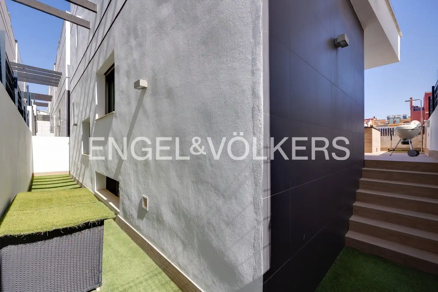 Vista exterior de Casa o xalet en venda en Orihuela amb Aire condicionat, Calefacció i Jardí privat