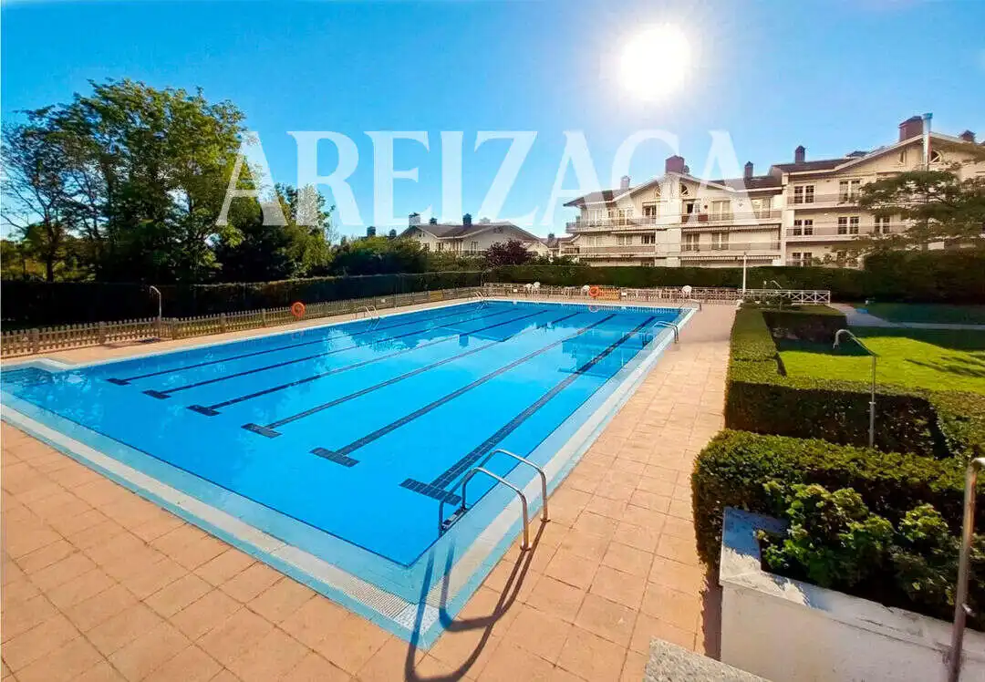 Piscina de Casa o xalet en venda en Donostia - San Sebastián  amb Calefacció, Jardí privat i Terrassa