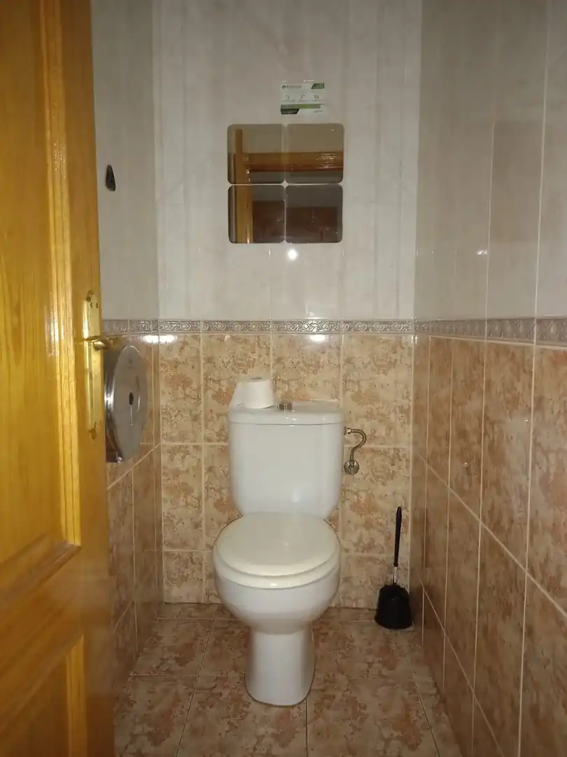 Baño de Local de alquiler en Cáceres con Aire acondicionado