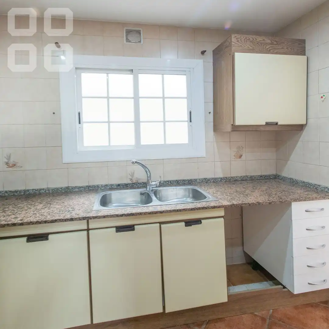 Cocina de Piso en venta en L'Hospitalet de Llobregat con Parquet, Terraza y Balcón