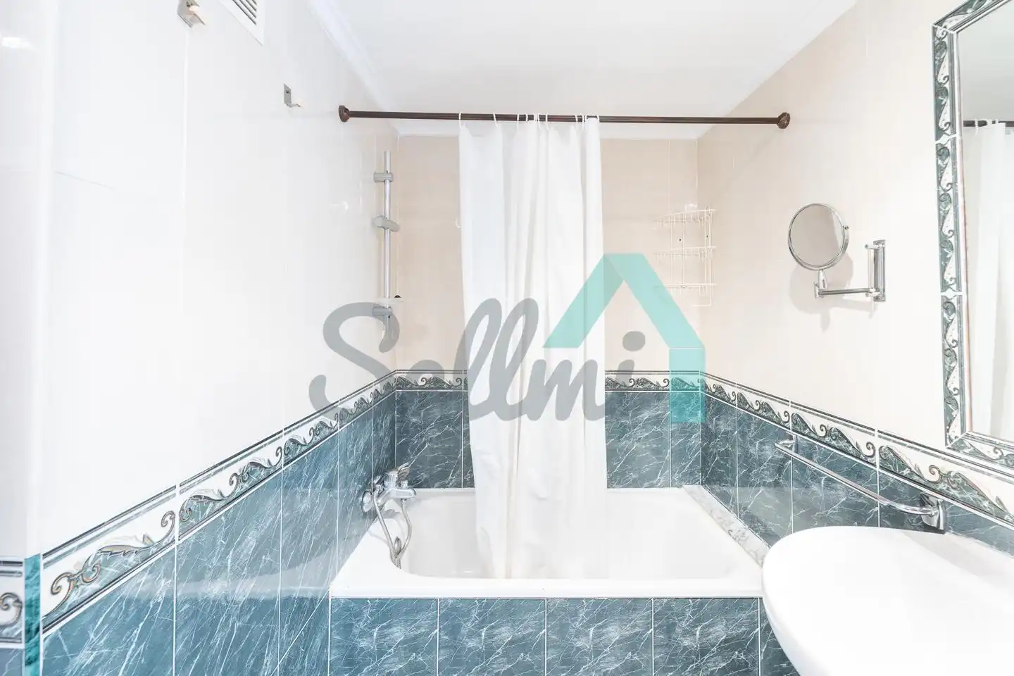 Baño de Piso en venta en Oviedo  con Calefacción