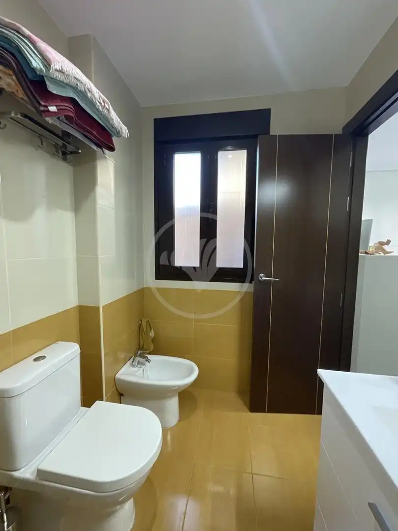 Baño de Piso de alquiler en Linares con Aire acondicionado, Terraza y Amueblado