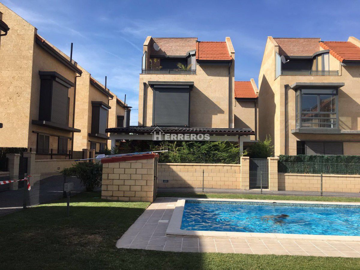 Vista exterior de Casa o xalet en venda en Ribafrecha amb Calefacció, Parquet i Terrassa