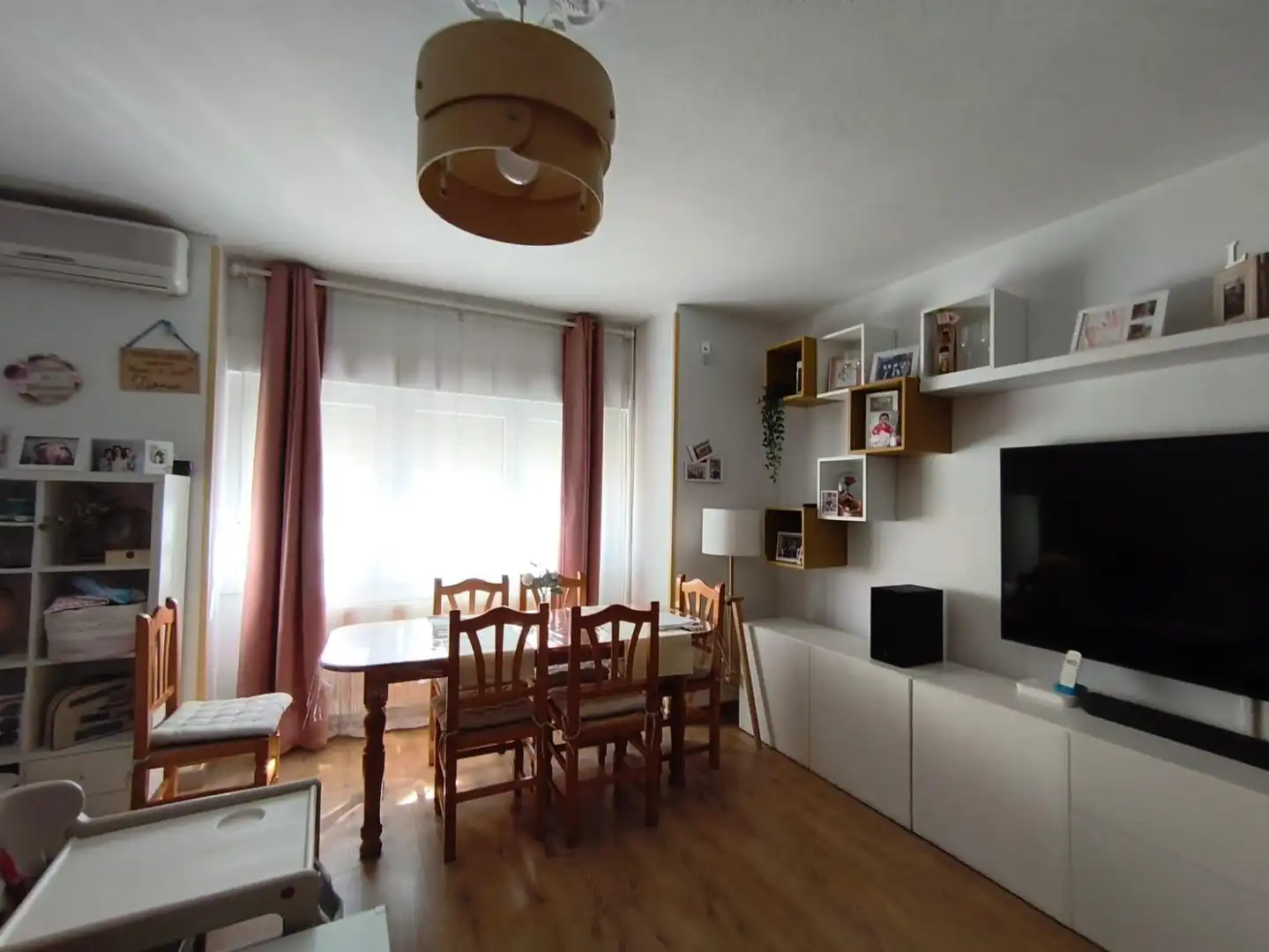 Wohnzimmer von Einfamilien-Reihenhaus zum Verkauf in Noblejas mit Klimaanlage, Heizung und Terrasse