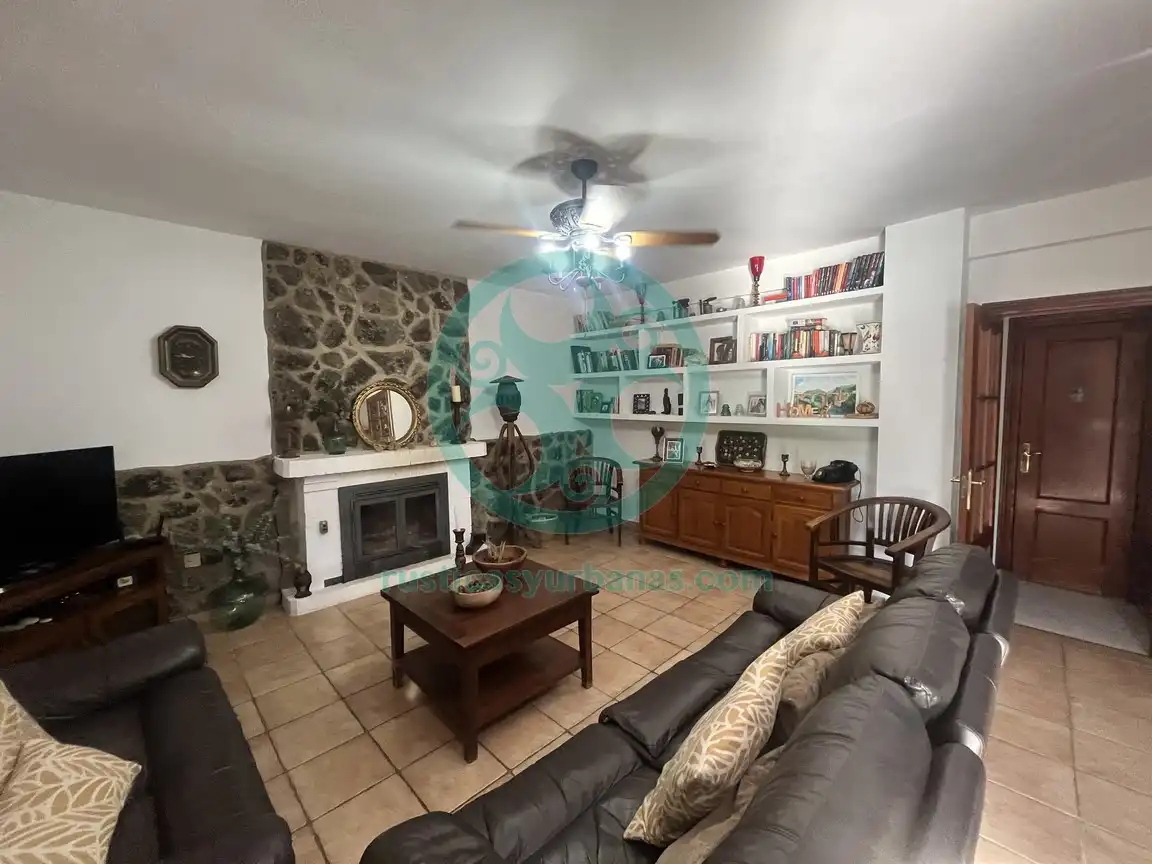 Sala d'estar de Casa o xalet en venda en Cáceres amb Aire condicionat, Jardí privat i Terrassa
