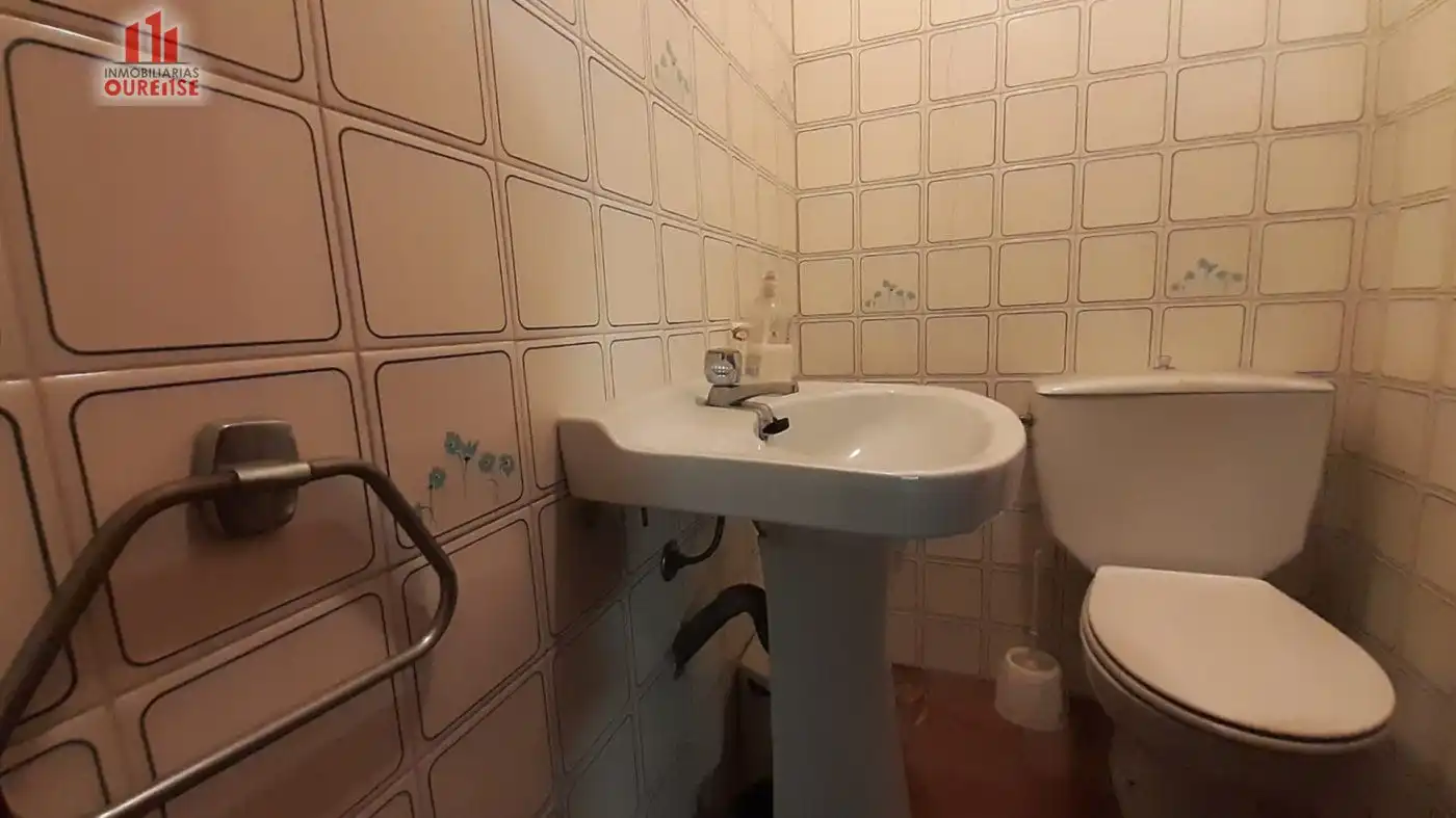 Bany de Oficina de lloguer en Ourense Capital  amb Terrassa