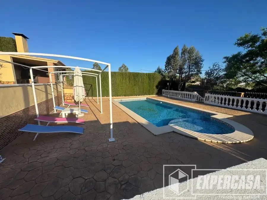 Villa con piscina in vendita a Urbanización LOS LAGOS/ALGINET 1009, imagen 3