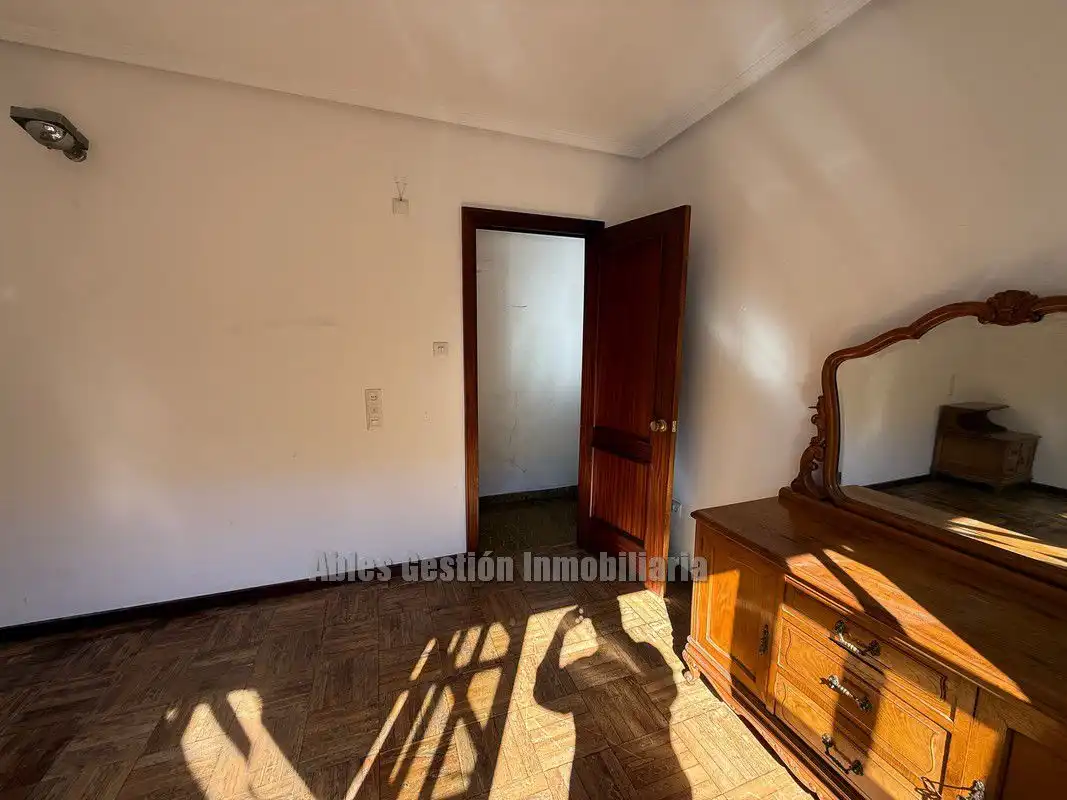 Schlafzimmer von Wohnung zur Miete in Oviedo  mit Heizung, Parkett und Abstellraum