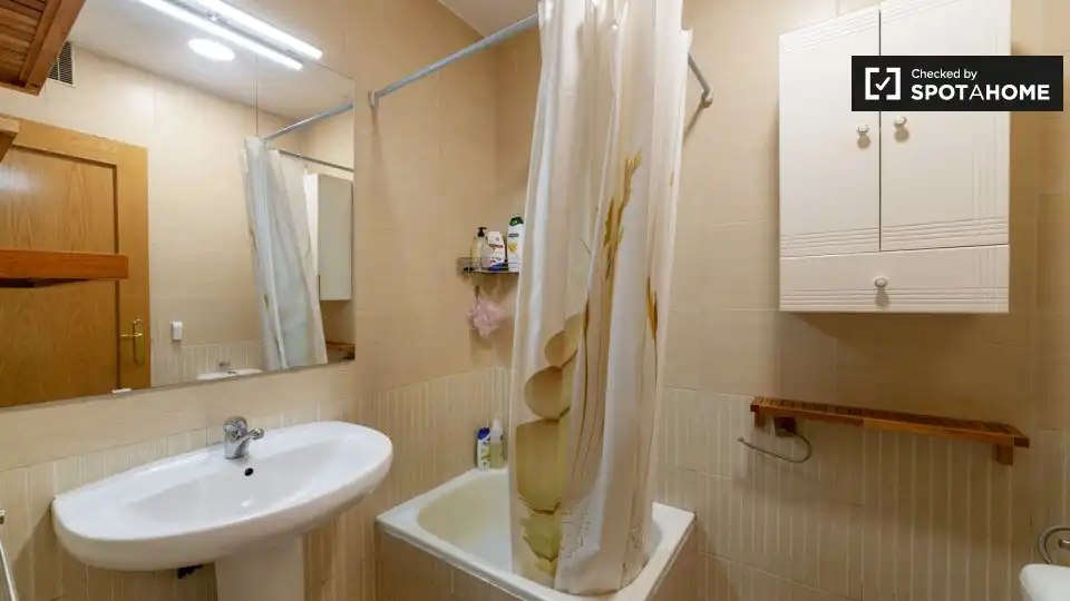 Baño de Piso de alquiler en Alcalá de Henares con Aire acondicionado, Calefacción y Amueblado