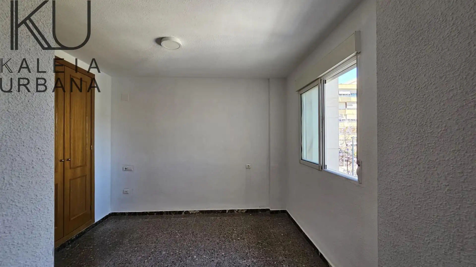 Habitación de Piso en venta en Alicante / Alacant con Aire acondicionado, Terraza y Balcón
