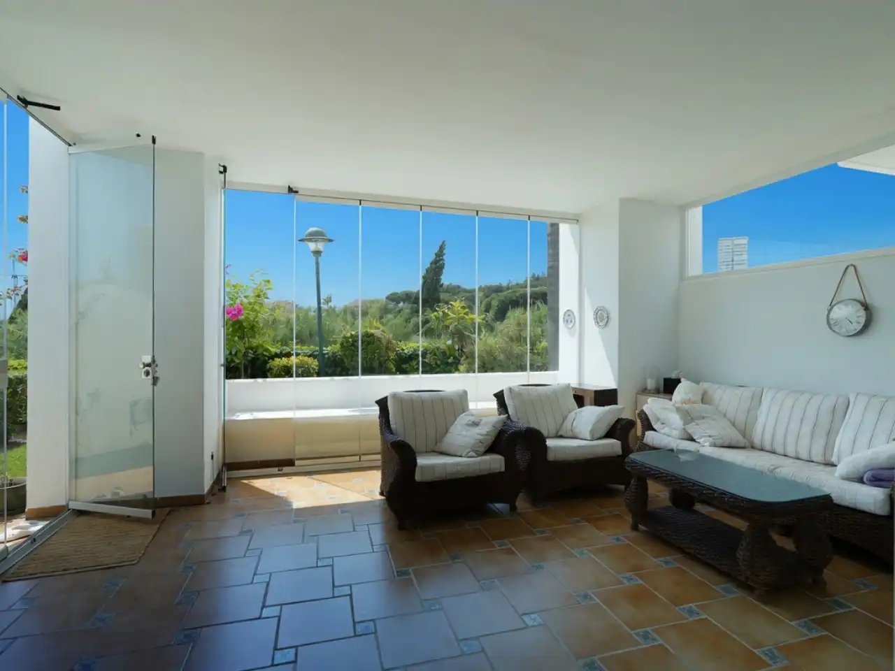 Sala de estar de Planta baja en venta en Marbella con Aire acondicionado, Calefacción y Jardín privado